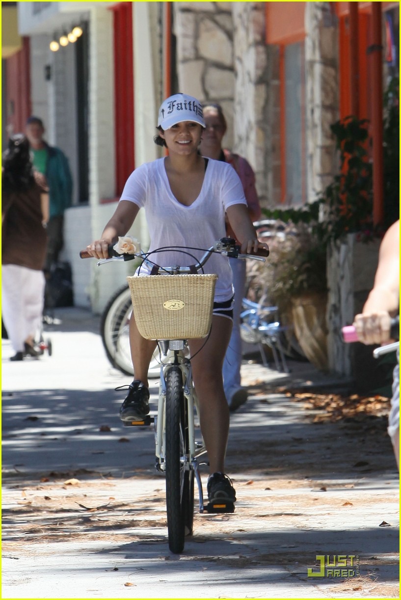Vanessa & Stella Hudgens: Sister Cyclists