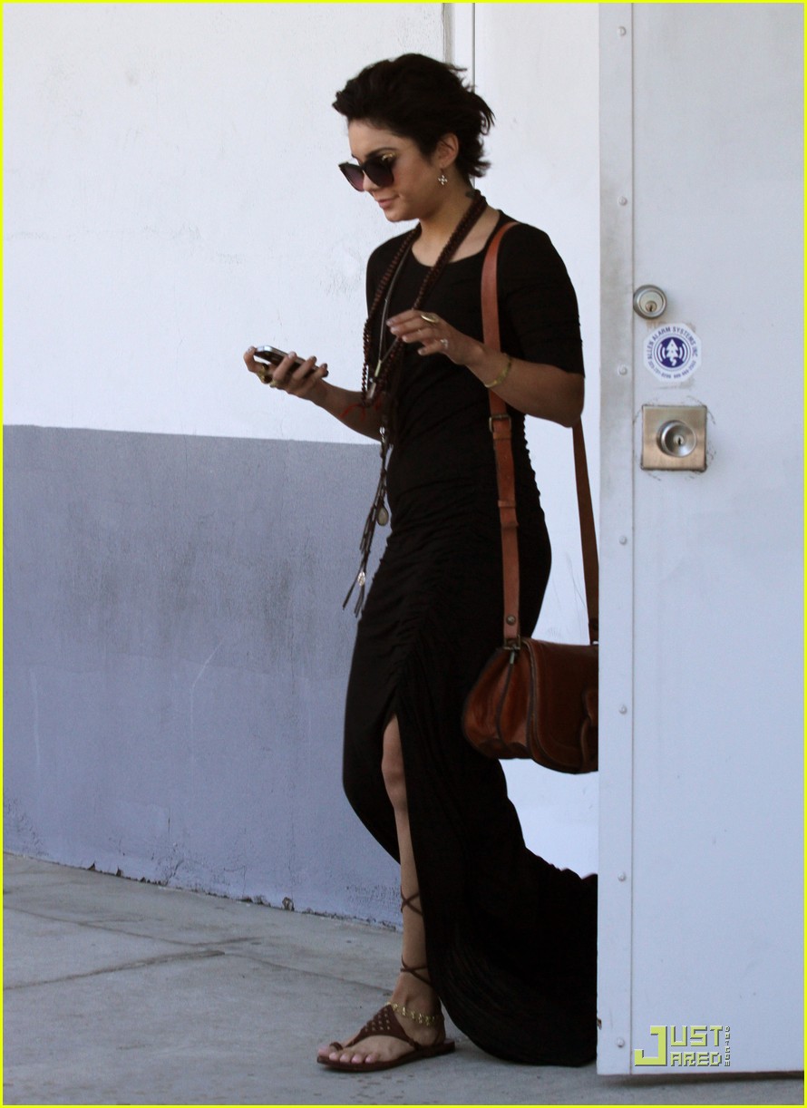 Vanessa Hudgens: Hurley Walk The Walk Hostess!