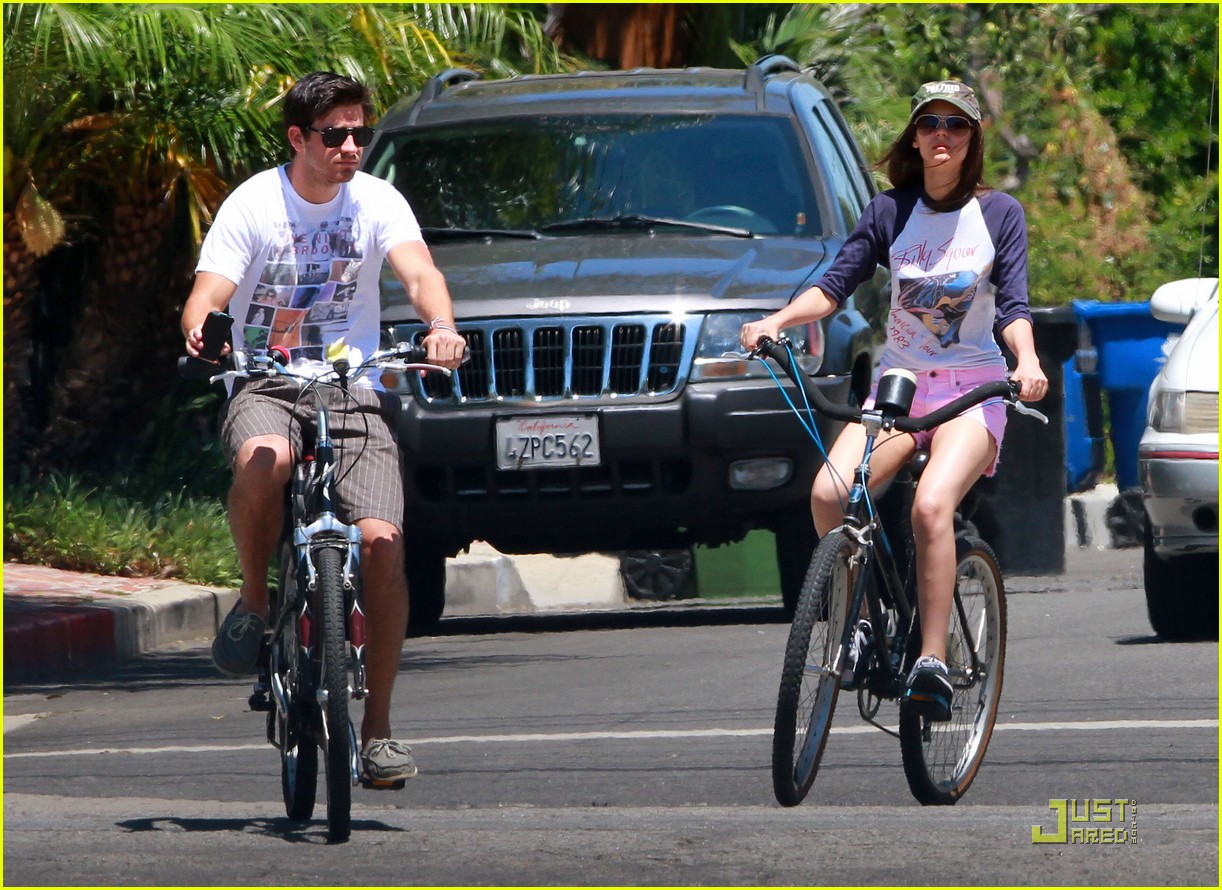 Victoria Justice & Ryan Rottman: Cycling Smooch