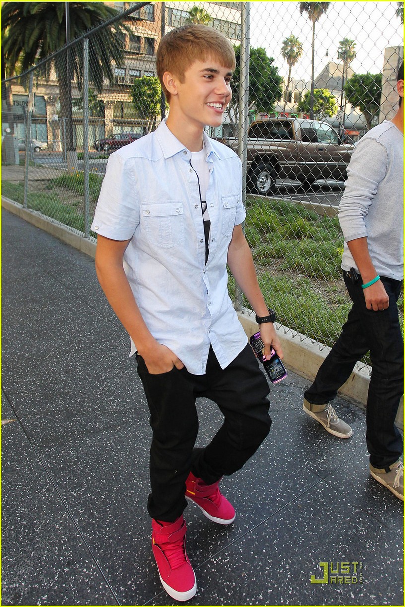 Justin Bieber: Pink Sneaker Stylin'