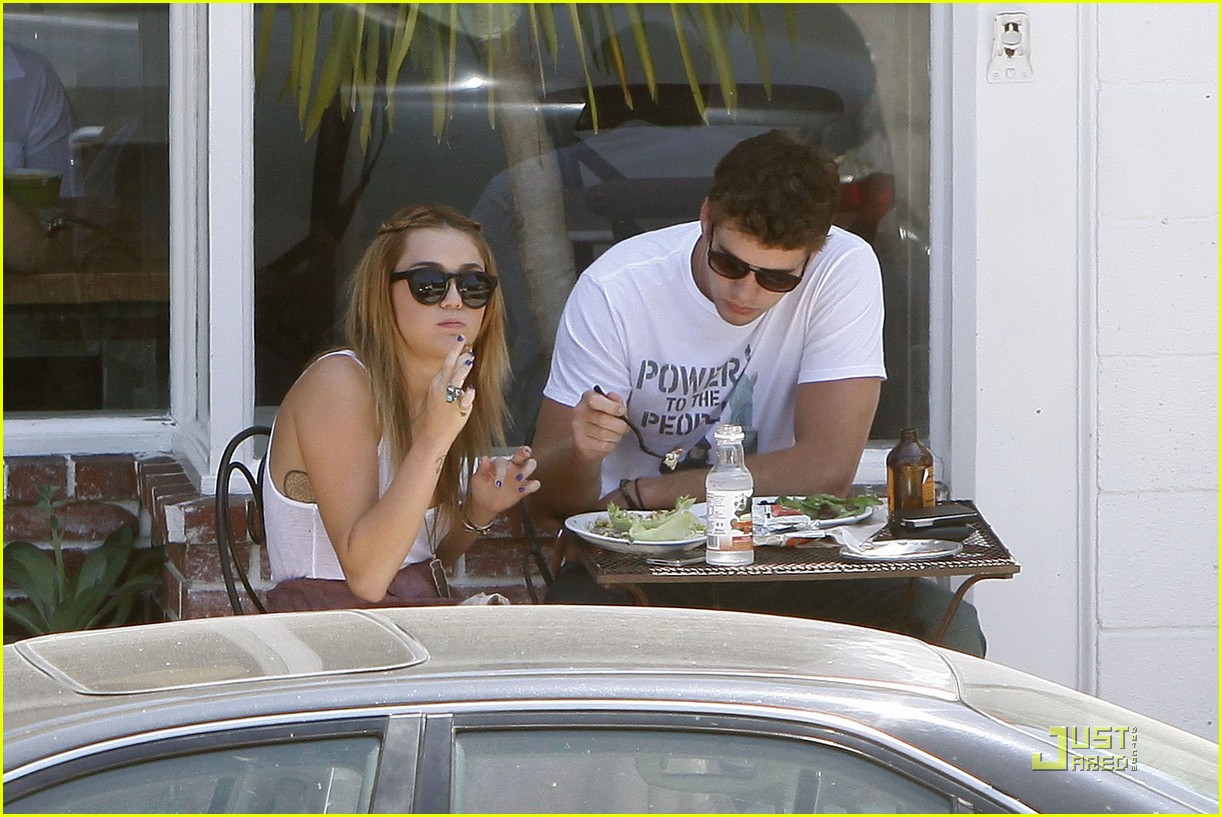 Miley Cyrus & Liam Hemsworth: Sweetsalt Smooch!