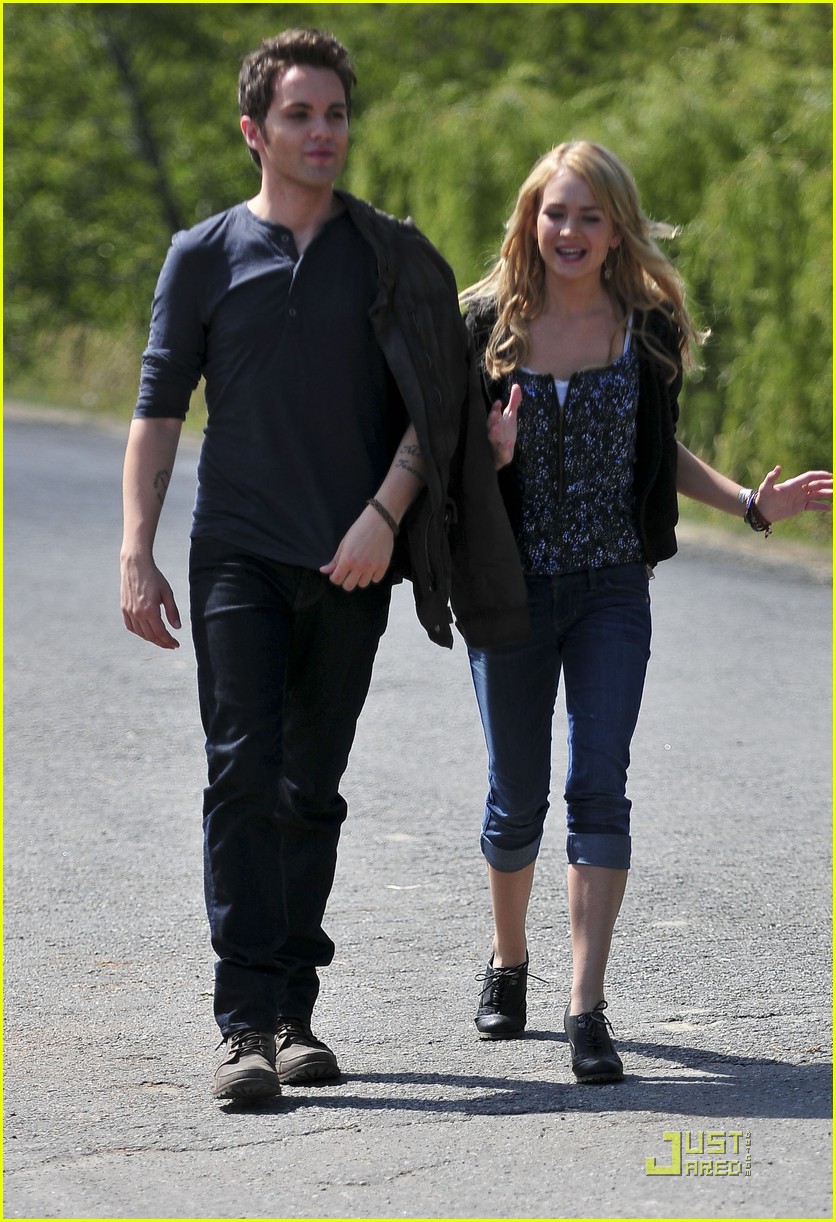 Britt Robertson: On Set With Thomas Dekker!