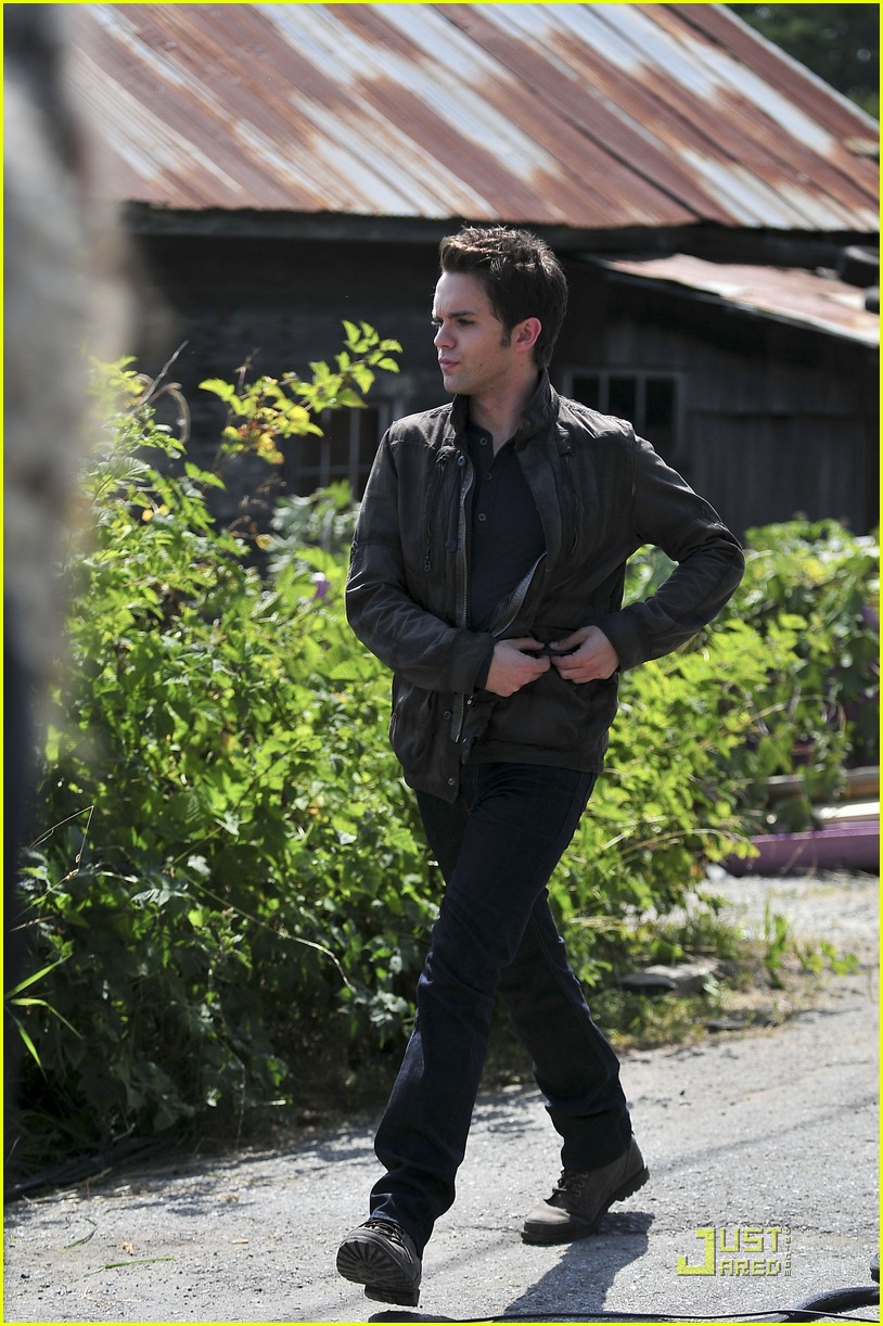Britt Robertson: On Set With Thomas Dekker!
