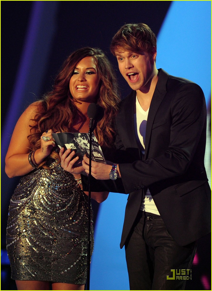Demi Lovato & Joe Jonas -- MTV VMAs 2011