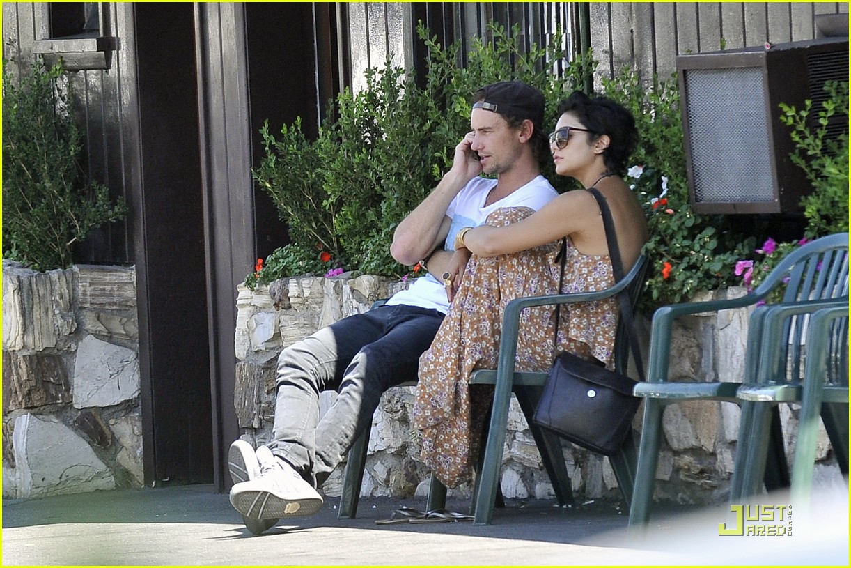 Vanessa Hudgens: BBQ Break