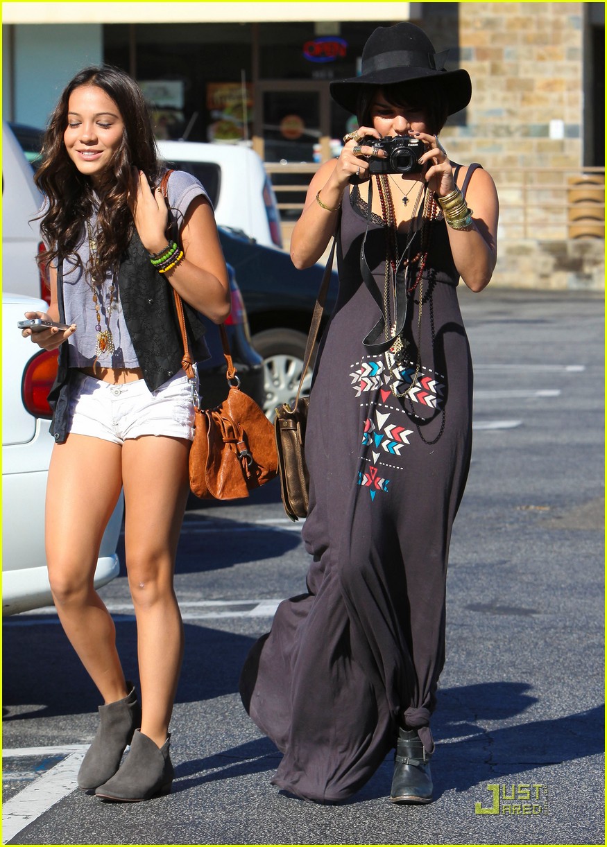 Vanessa Hudgens & Stella: Camera Cuties!