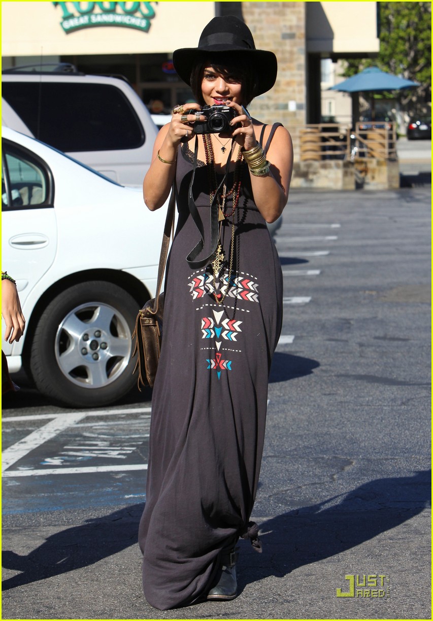 Vanessa Hudgens & Stella: Camera Cuties!