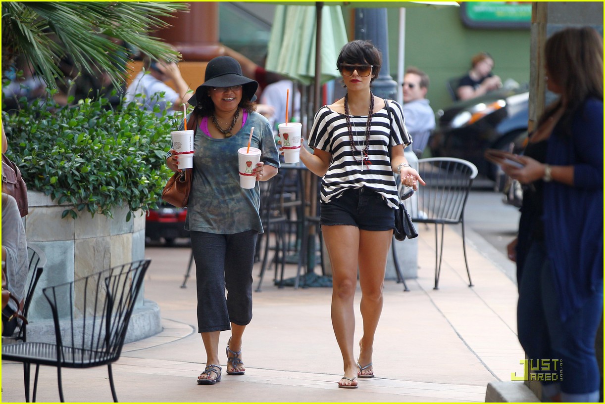 Vanessa Hudgens: Salon Stop with Mom!