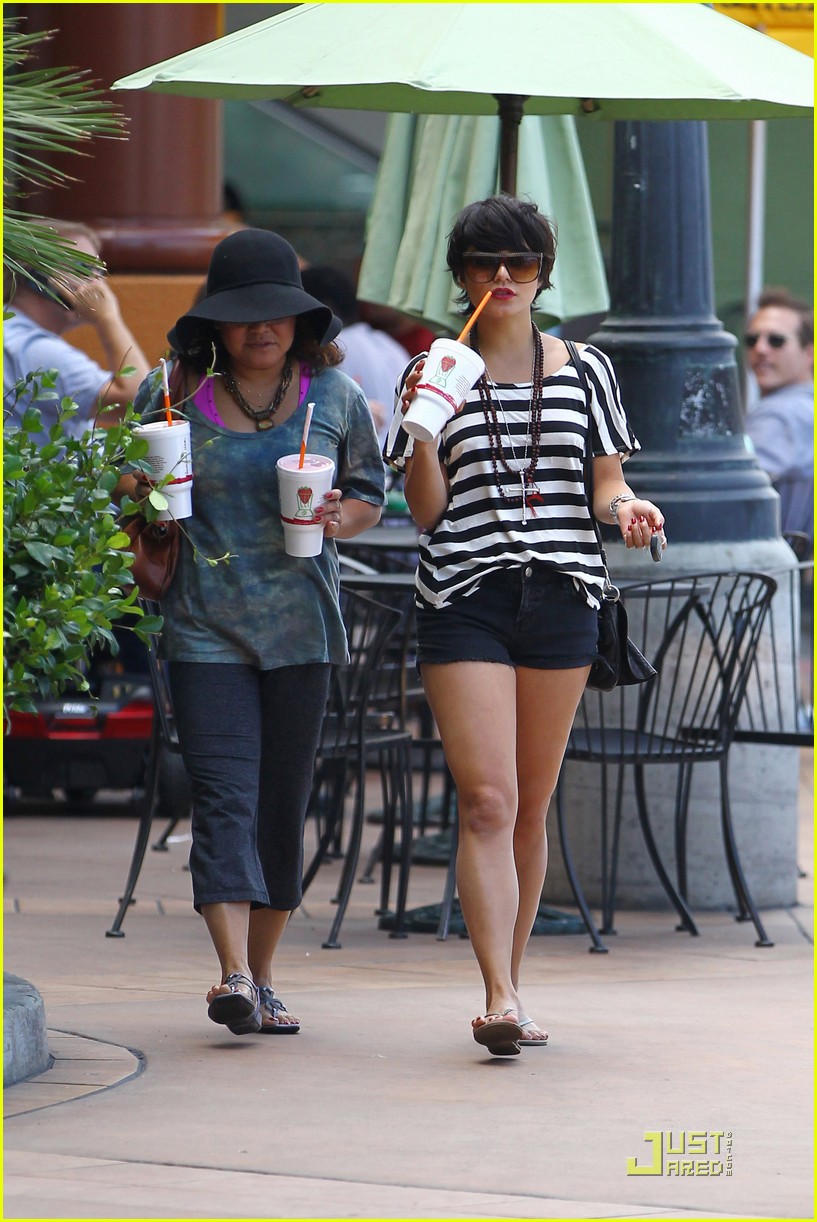 Vanessa Hudgens: Salon Stop with Mom!