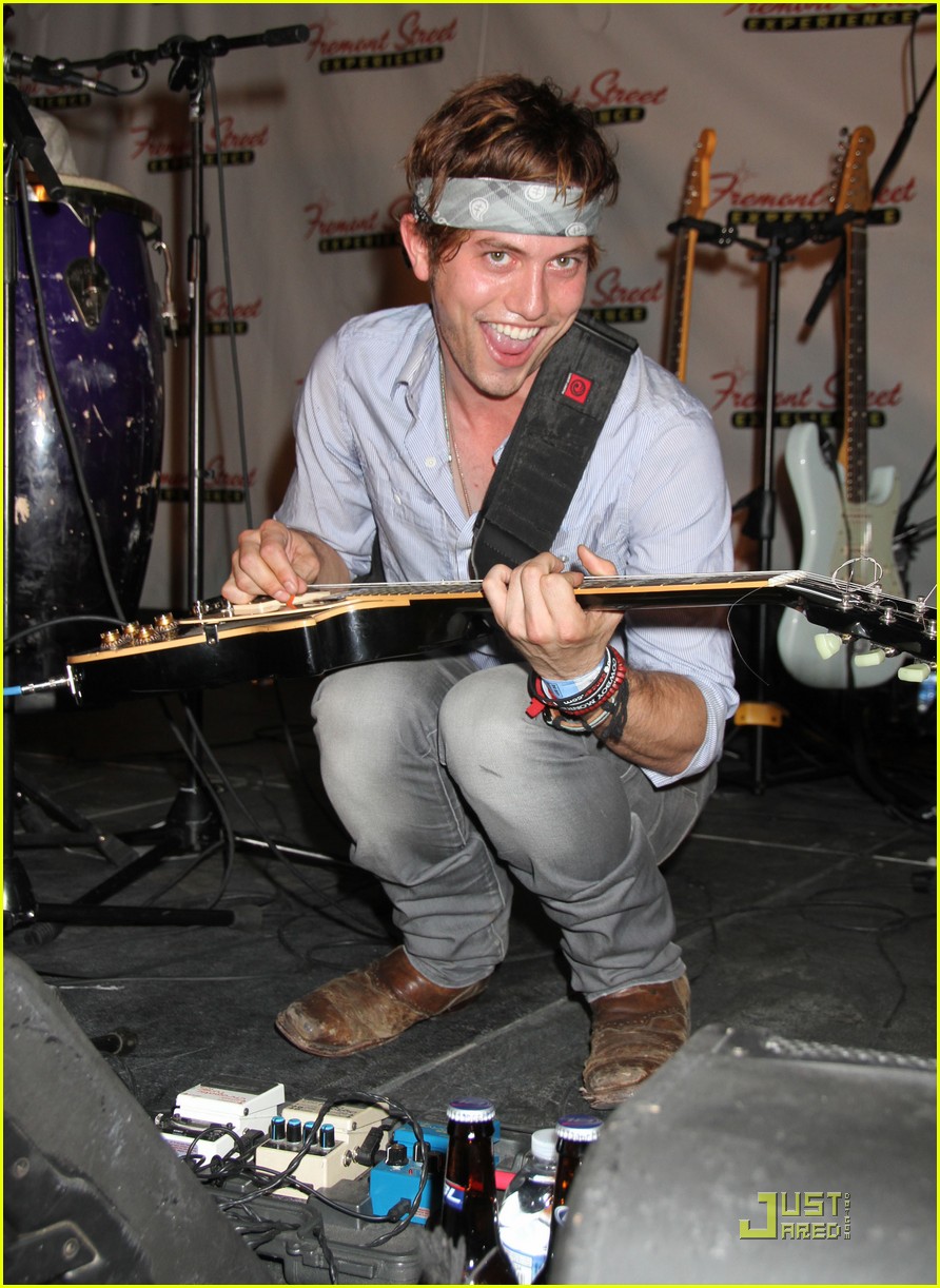 100 Monkeys: Flightlinez Fundraiser on Fremont Street!