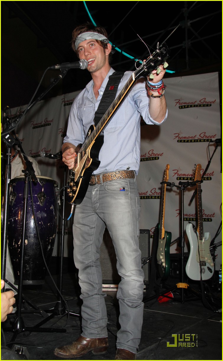 100 Monkeys: Flightlinez Fundraiser on Fremont Street!