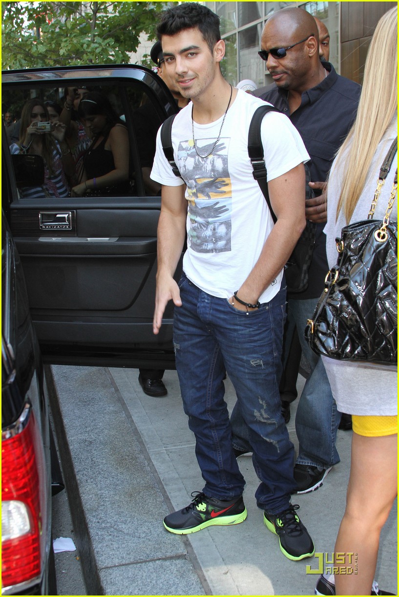 Joe Jonas: MTV's '10 on Top' Co-Host This Saturday!