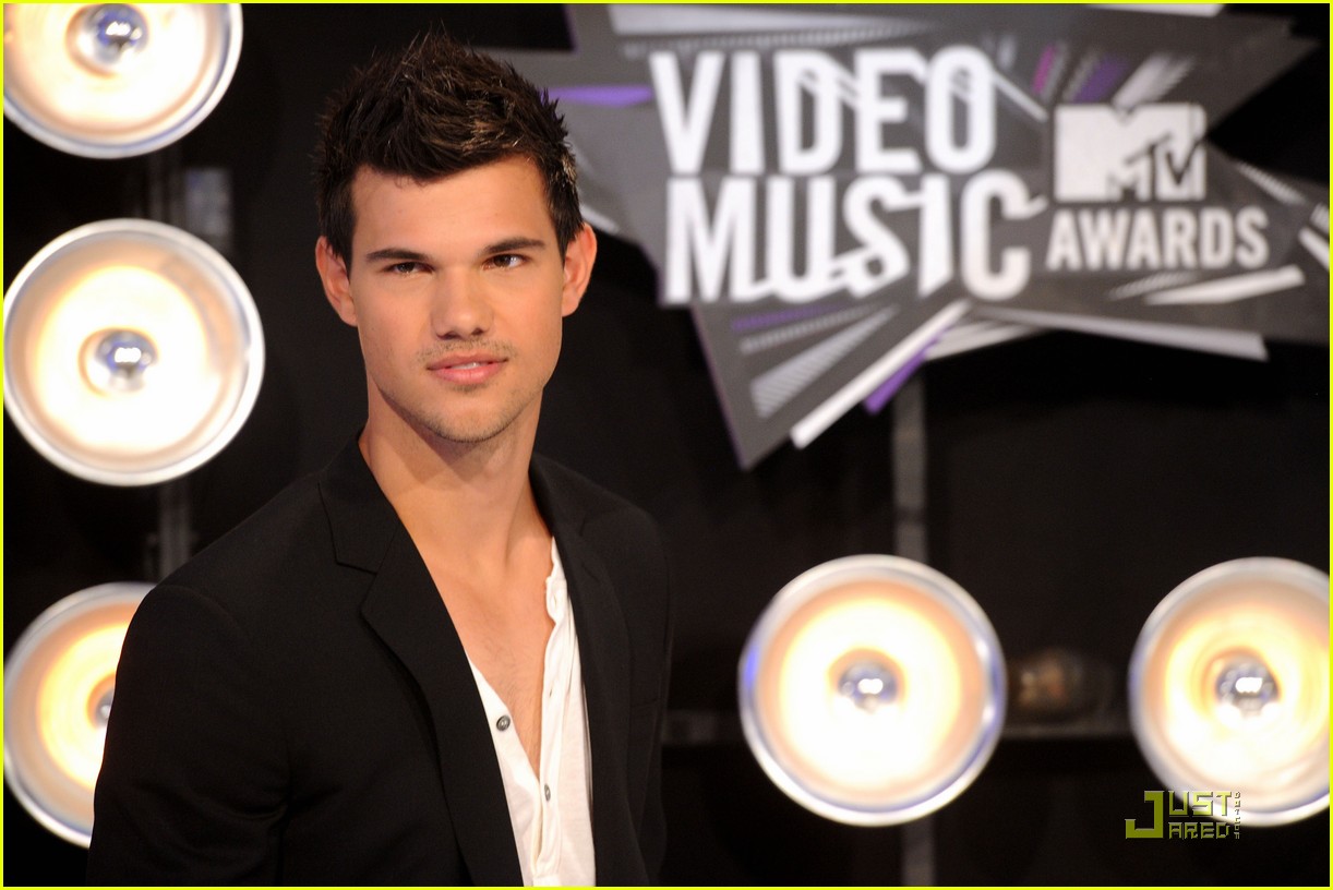 Taylor Lautner -- MTV VMAs 2011