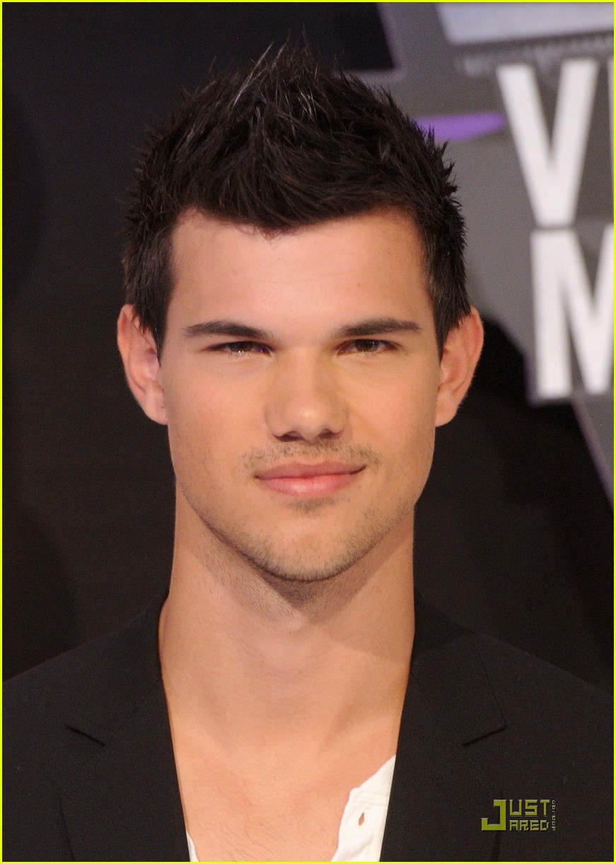 Taylor Lautner -- MTV VMAs 2011