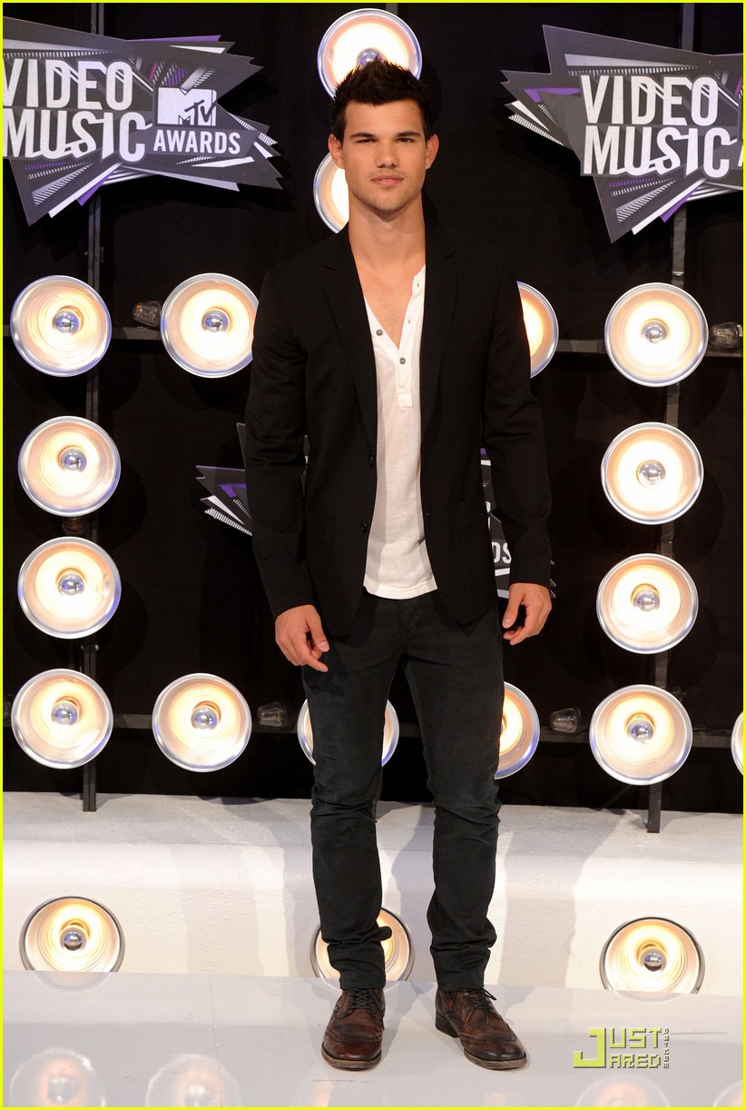 Taylor Lautner -- MTV VMAs 2011
