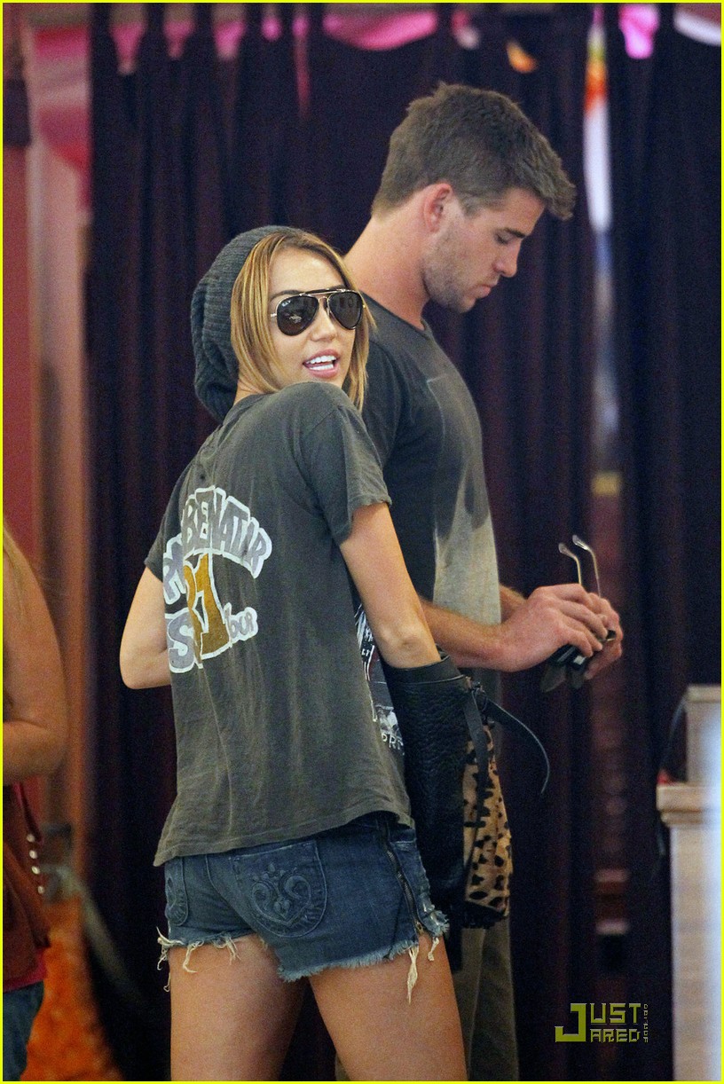 Miley Cyrus & Liam Hemsworth: Saturday Shopping Stop