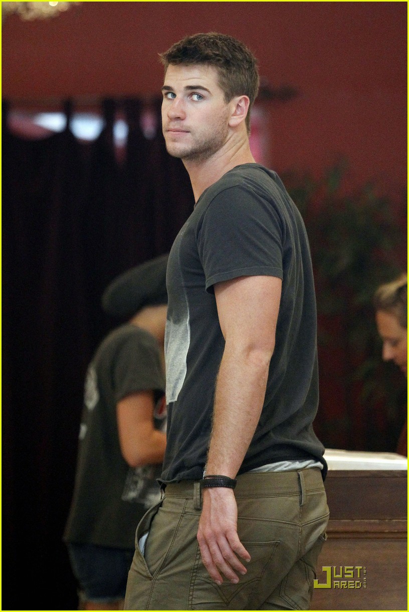 Miley Cyrus & Liam Hemsworth: Saturday Shopping Stop