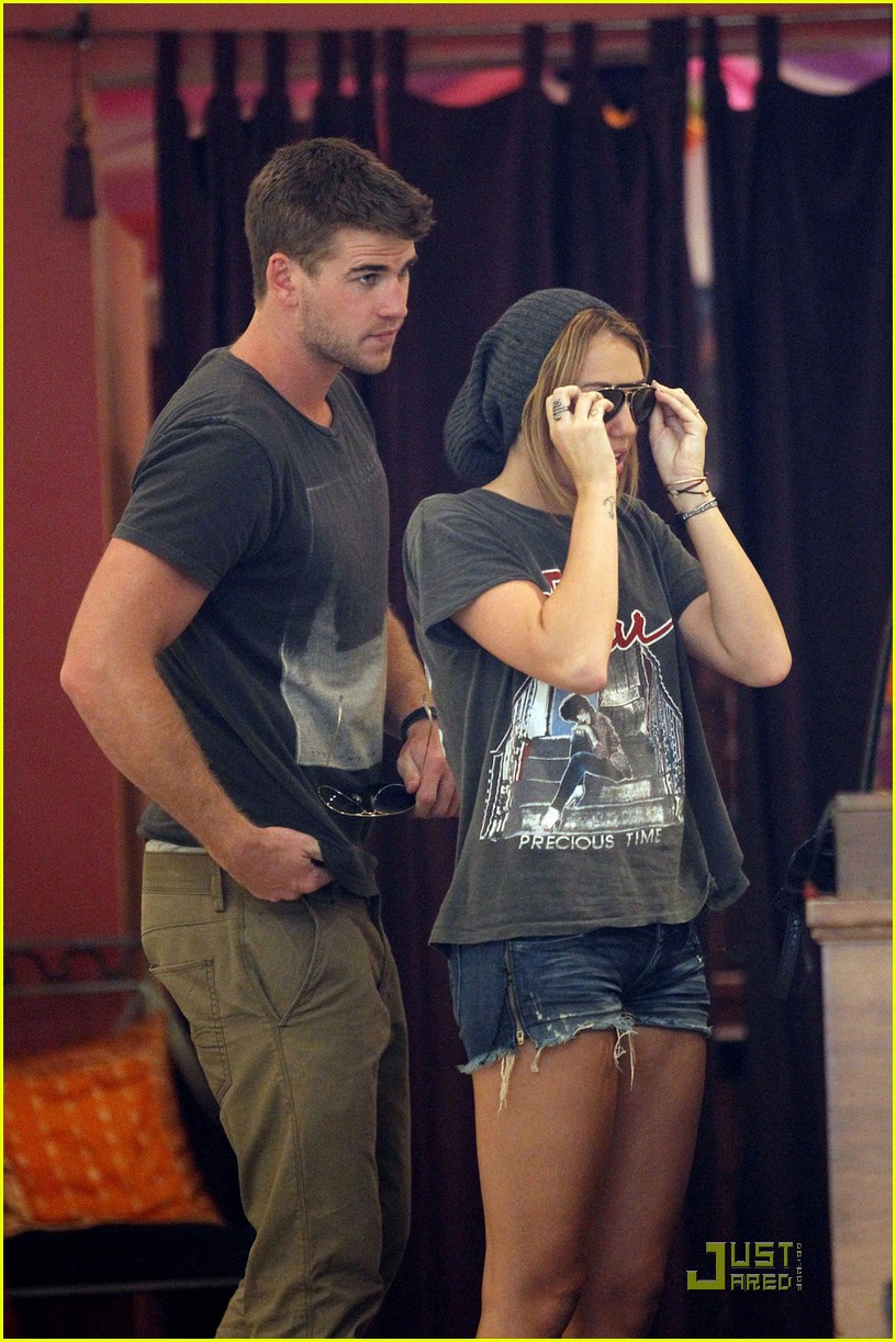 Miley Cyrus & Liam Hemsworth: Saturday Shopping Stop