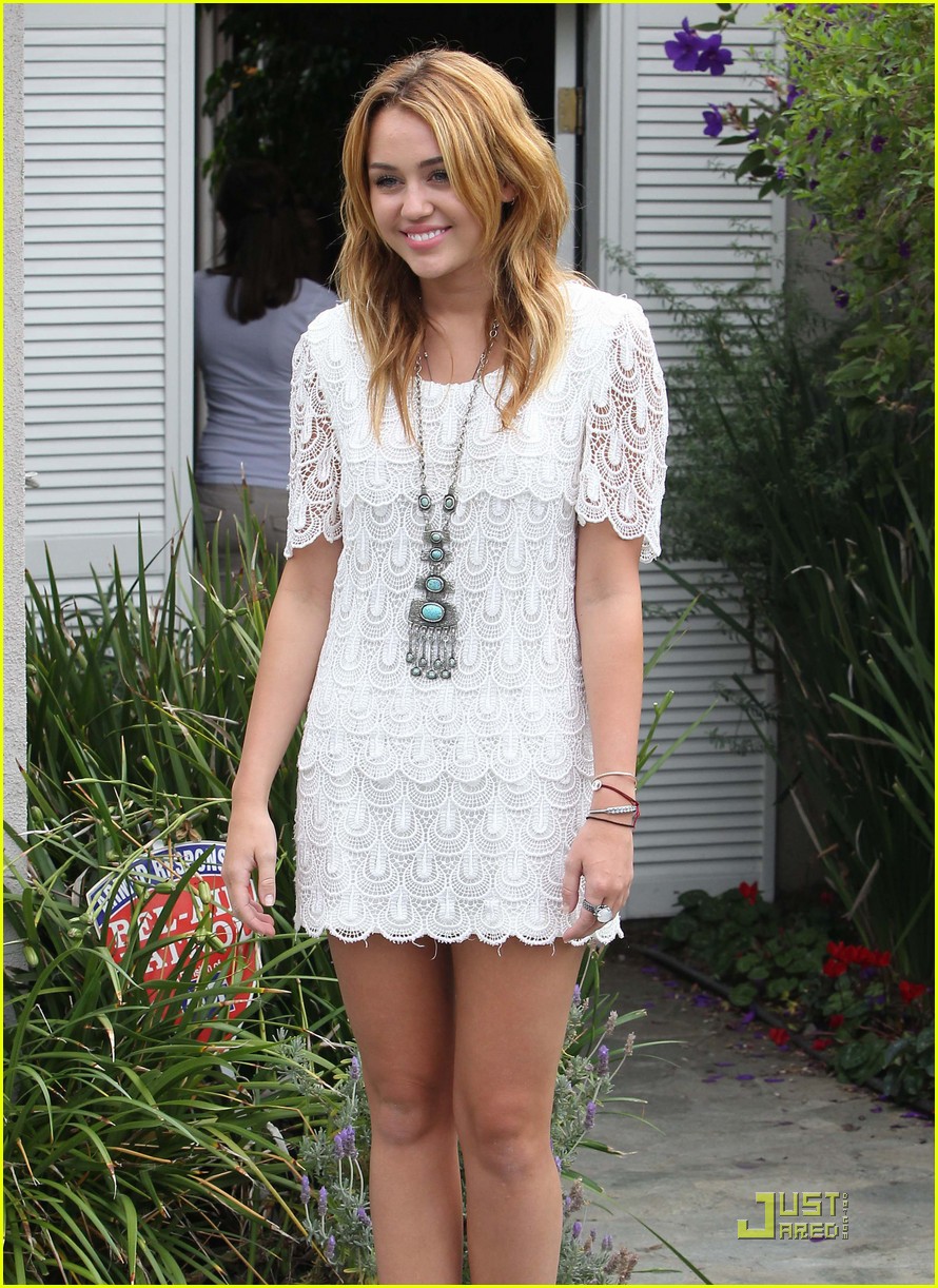 Miley Cyrus Inducted Into Celebrity Bowling Hall of Fame!