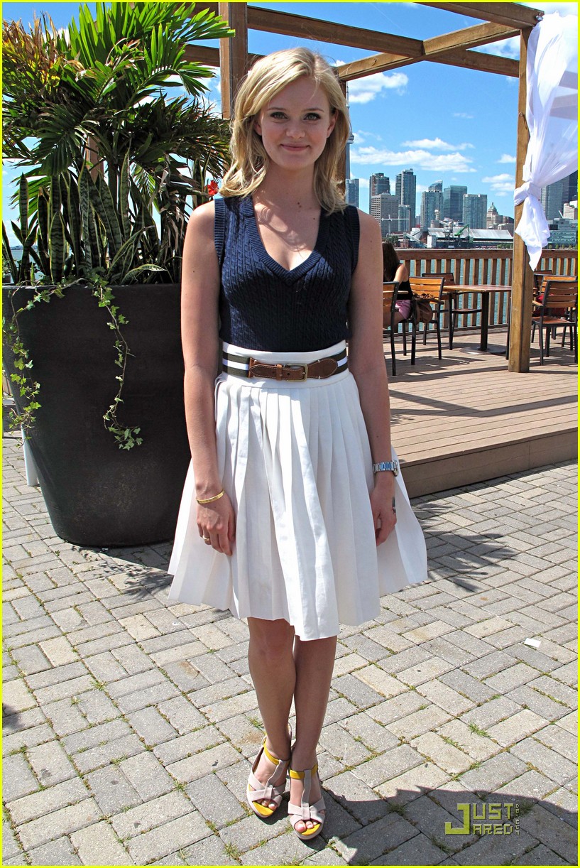 Sara Paxton: Funny Faces With Dustin Milligan!