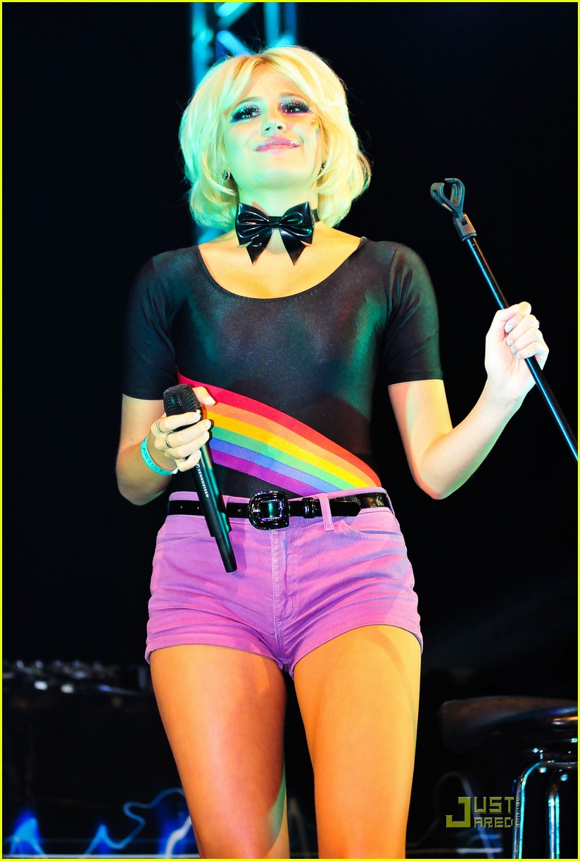 Pixie Lott: Pink Lights at Manchester Pride!