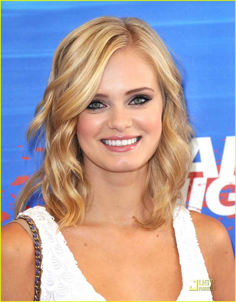 Sara Paxton & Alyssa Diaz are 'Swimming with the Sharks'