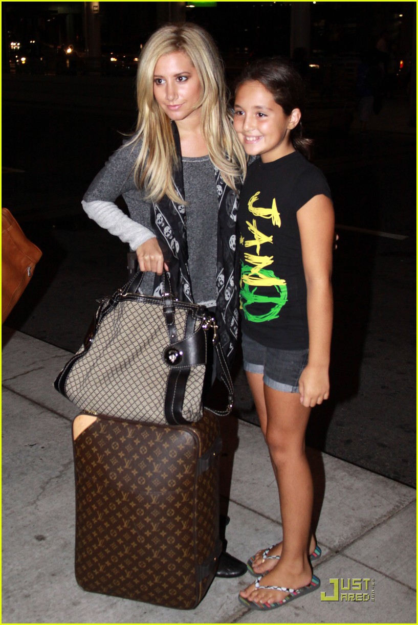Ashley Tisdale: Pearson Airport Arrival