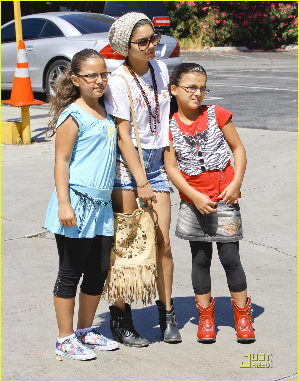 Vanessas Hudgens: Friendly Little Fans