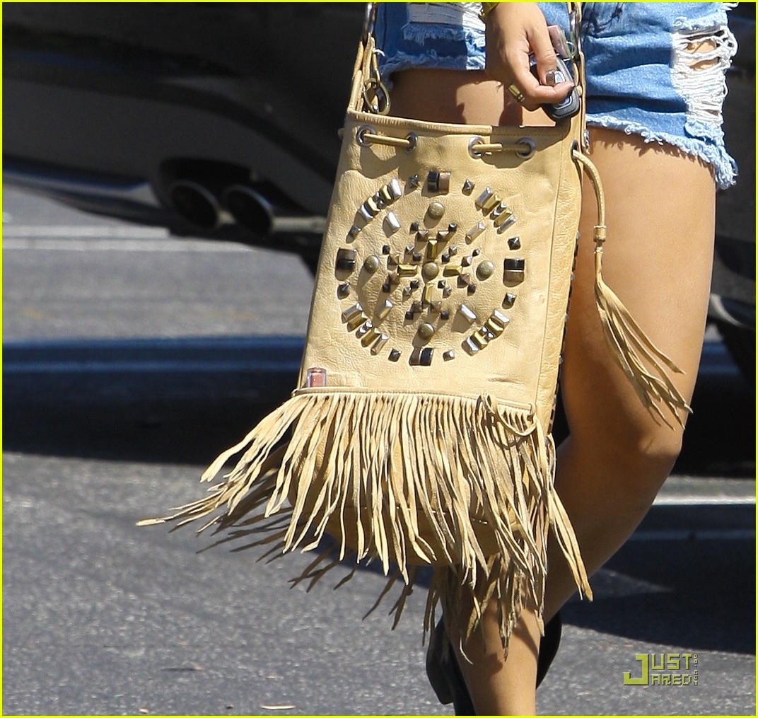 Vanessas Hudgens: Friendly Little Fans