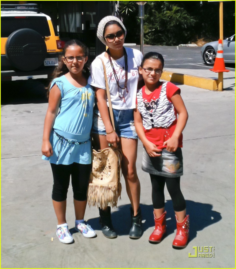 Vanessas Hudgens: Friendly Little Fans