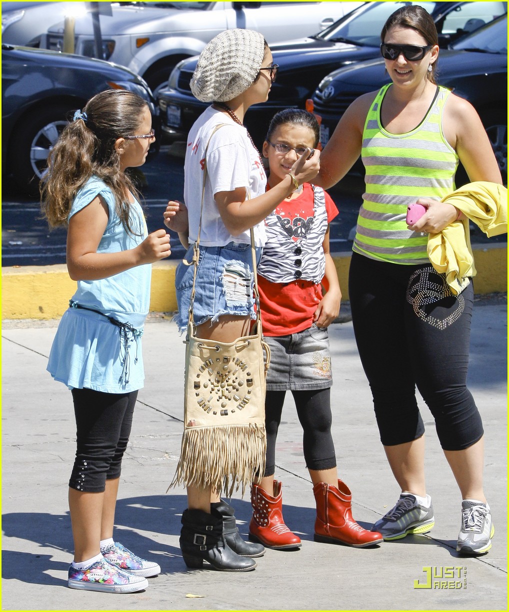 Vanessas Hudgens: Friendly Little Fans