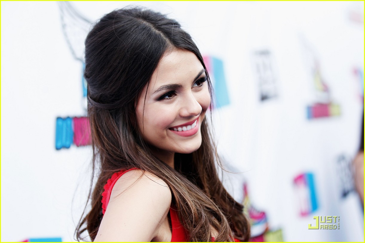 Victoria Justice -- Do Something Awards 2011