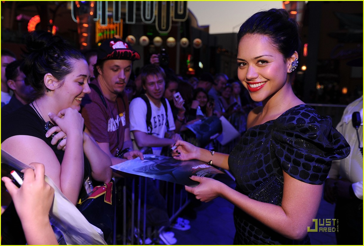 Alyssa Diaz: 'Shark Night 3D' Premiere!