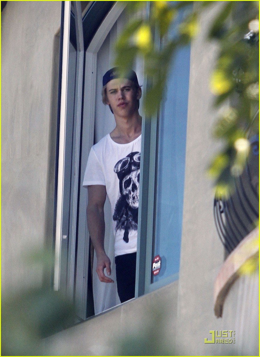 Austin Butler: Vanessa Hudgens House Visit!