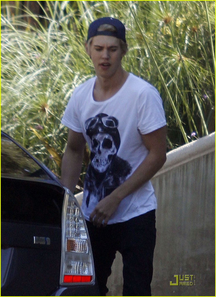 Austin Butler: Vanessa Hudgens House Visit!
