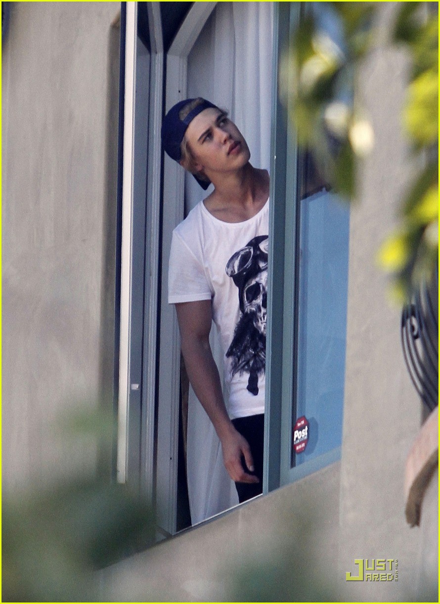 Austin Butler: Vanessa Hudgens House Visit!