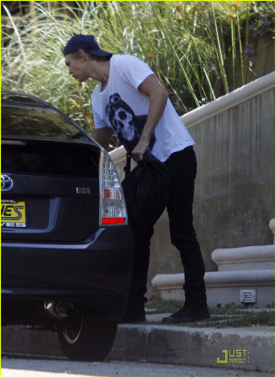 Austin Butler: Vanessa Hudgens House Visit!