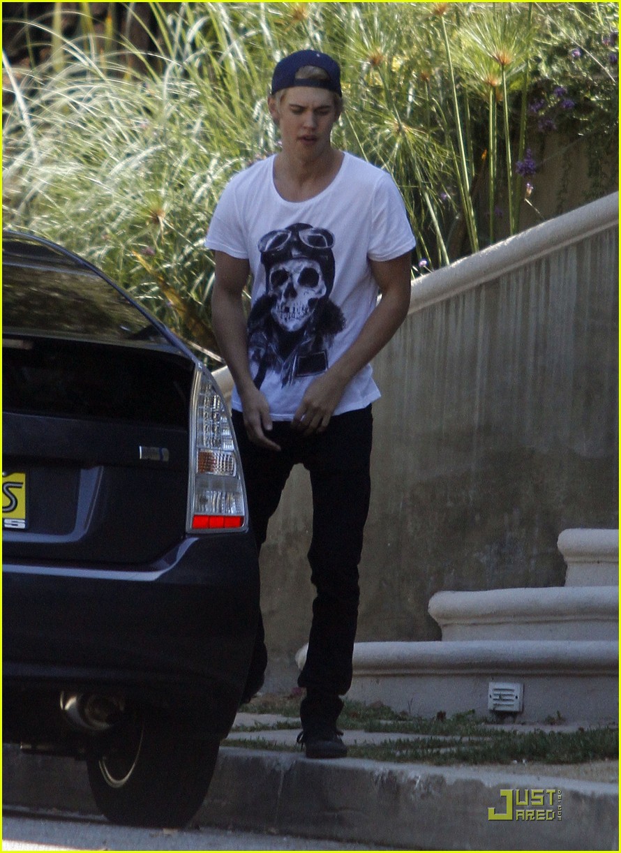 Austin Butler: Vanessa Hudgens House Visit!