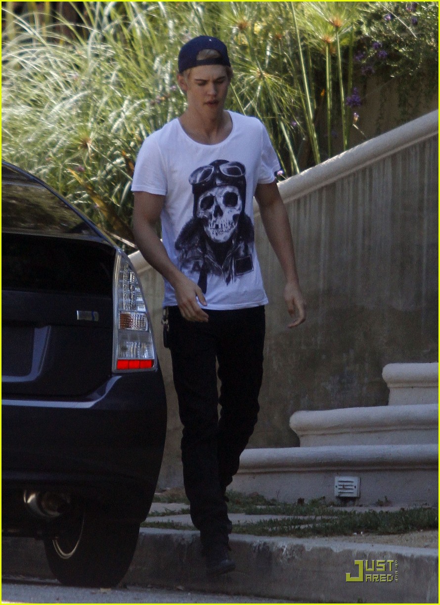 Austin Butler: Vanessa Hudgens House Visit!