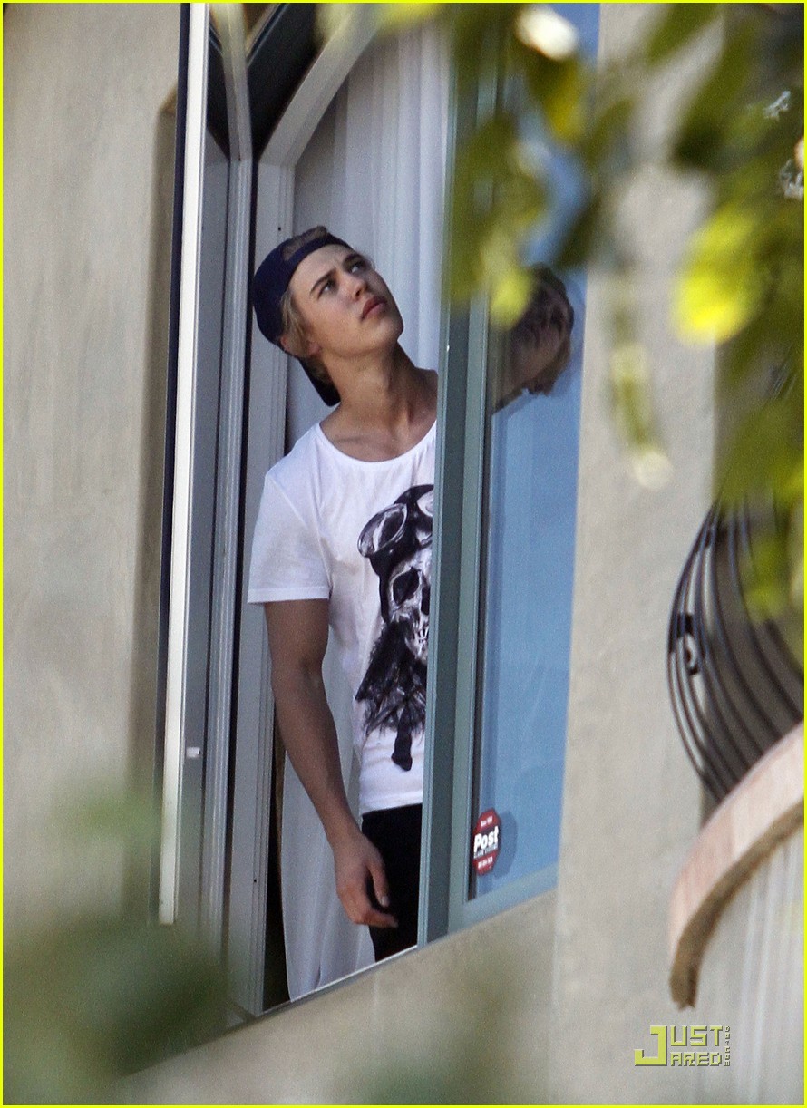 Austin Butler: Vanessa Hudgens House Visit!