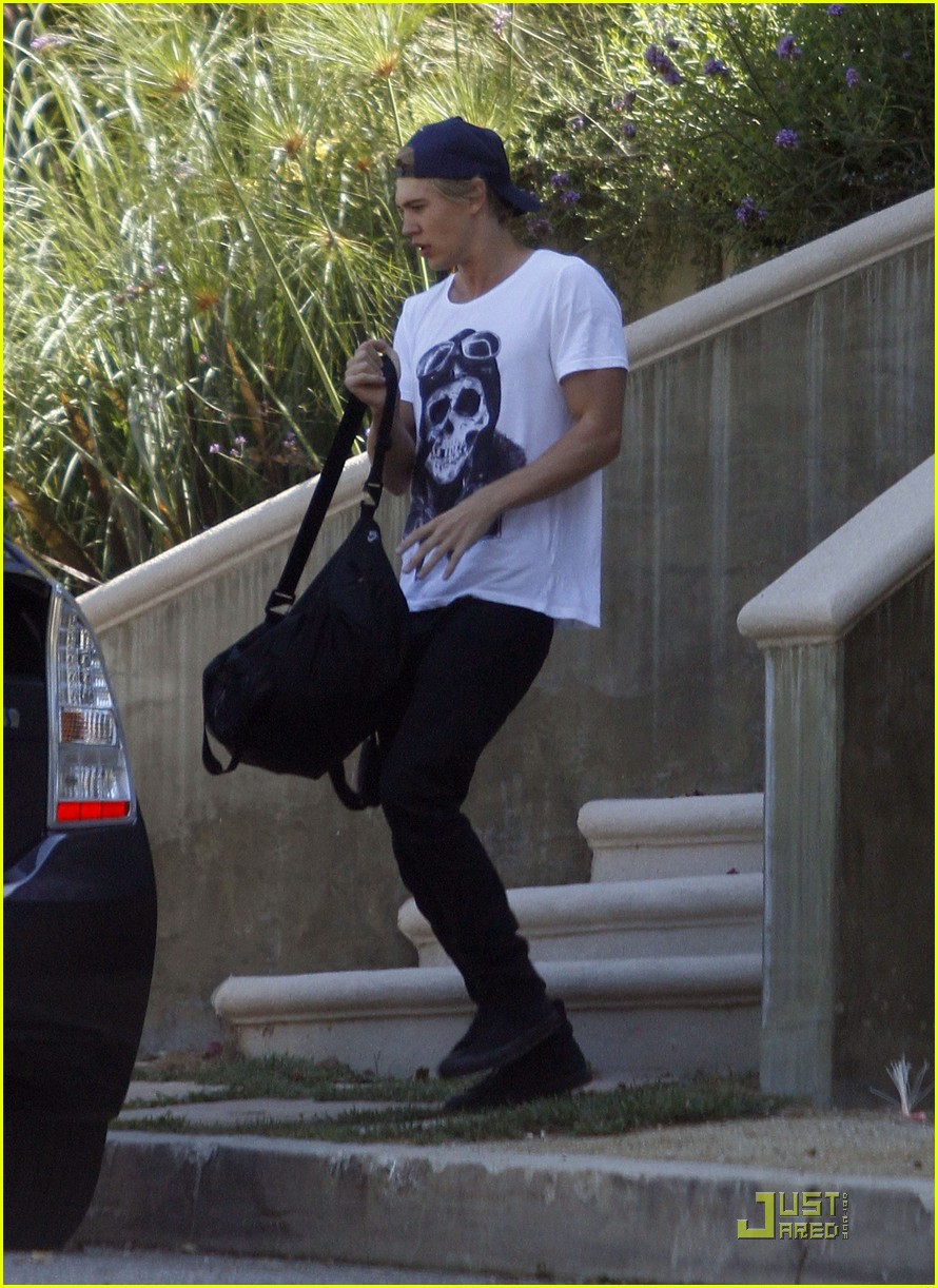 Austin Butler: Vanessa Hudgens House Visit!
