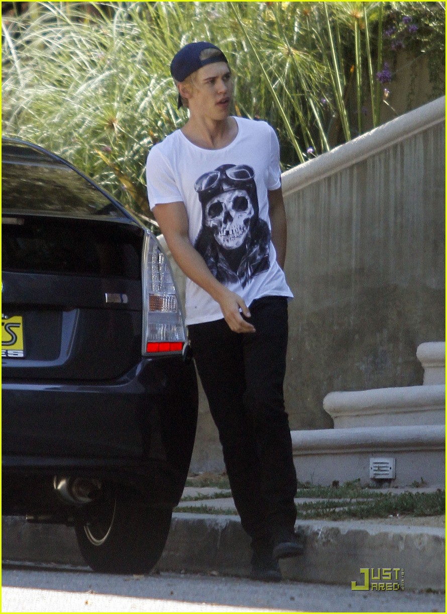 Austin Butler: Vanessa Hudgens House Visit!