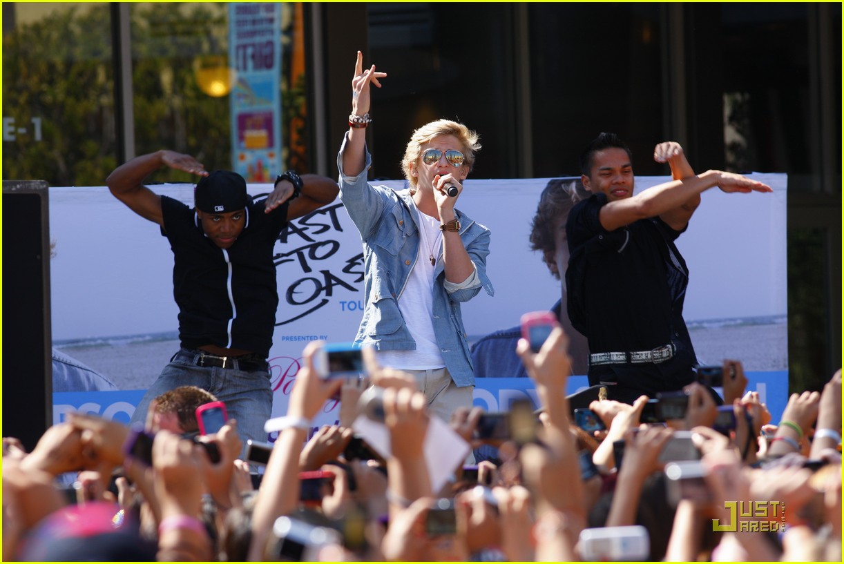 Cody Simpson: The Outlets at Orange Concert!