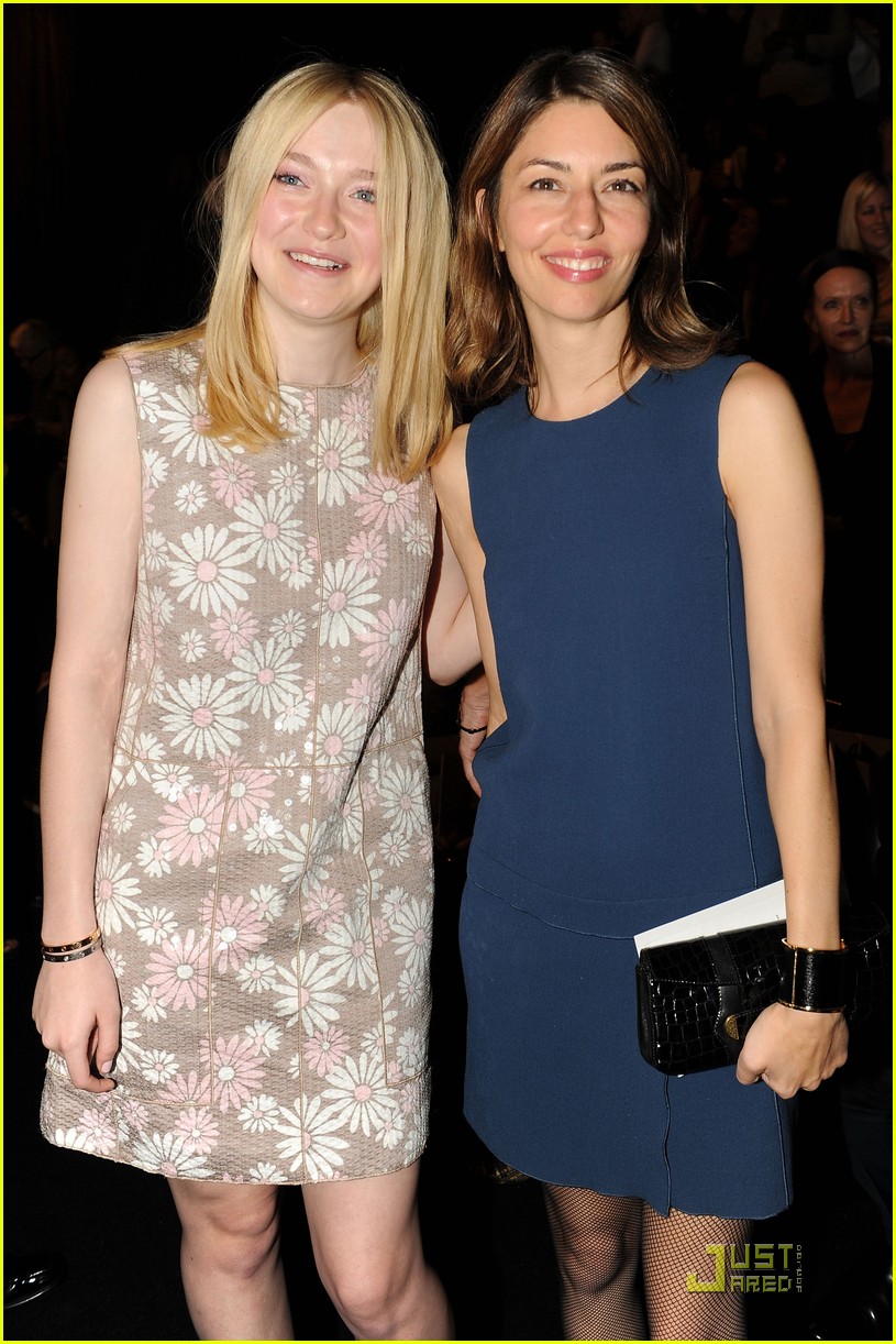 Dakota Fanning: Front Row at Marc Jacobs Fashion Show!