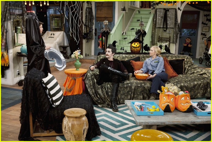 Jason Dolley Goes Goth on 'Good Luck Charlie'!