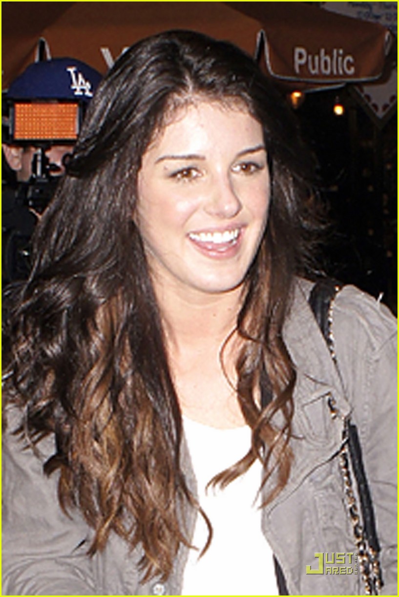 Shenae Grimes: Black Leggings Beauty!