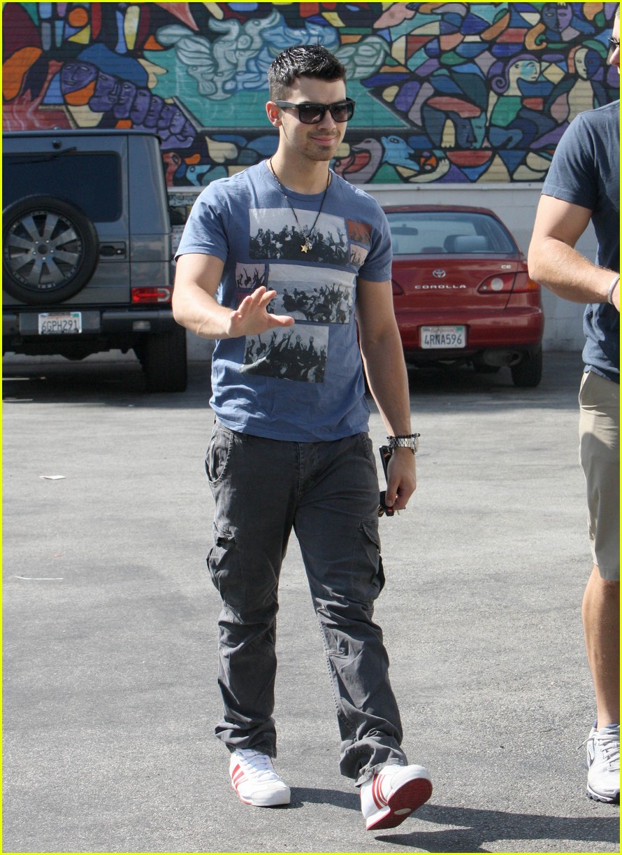 Joe Jonas: Starbucks Stop