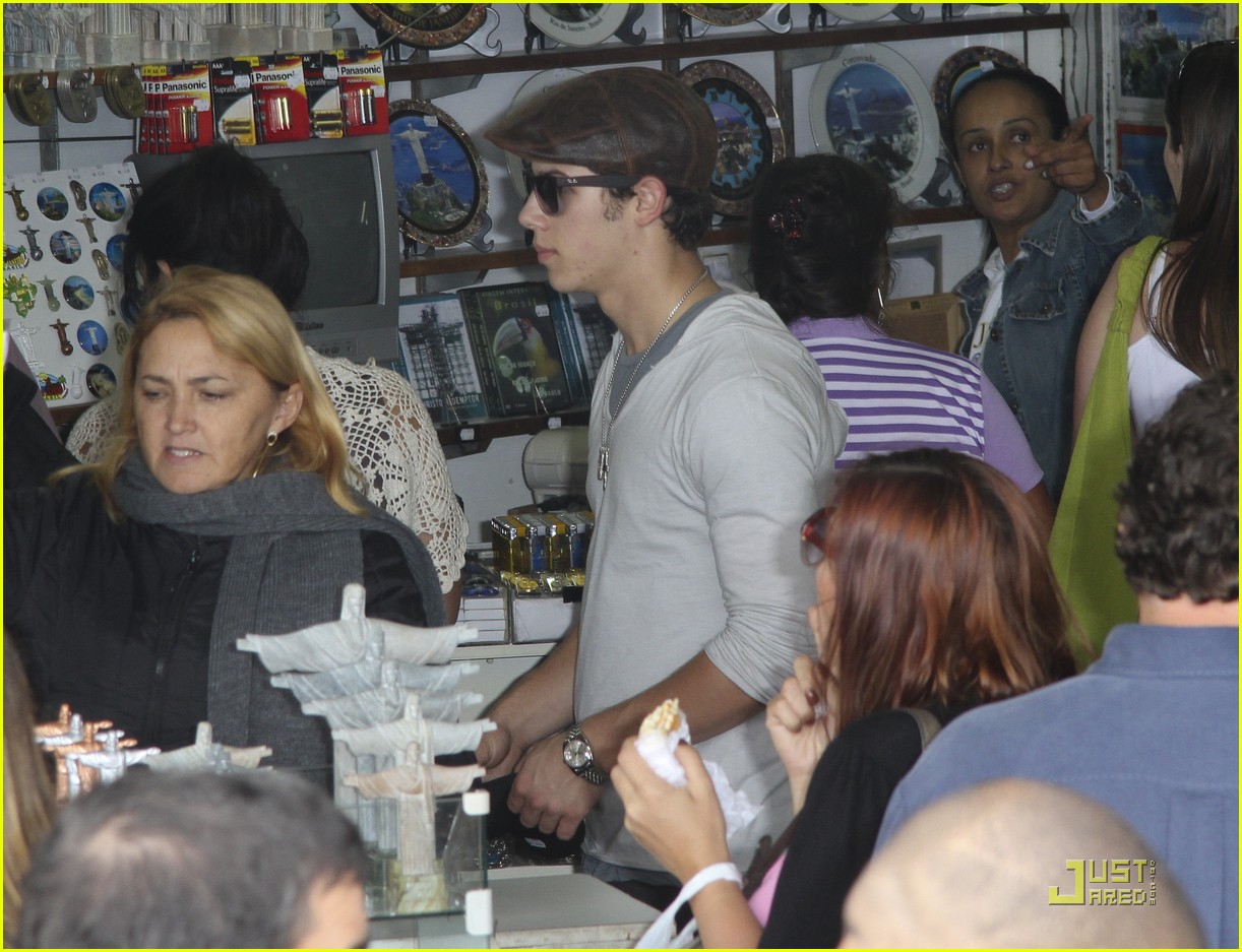Nick Jonas & Delta Goodrem: Sightseeing Sweethearts!