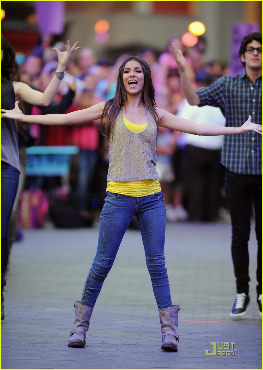 Victoria Justice: Hard Rock Cafe CD Signing!