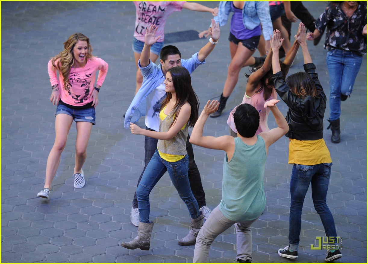 Victoria Justice: Hard Rock Cafe CD Signing!